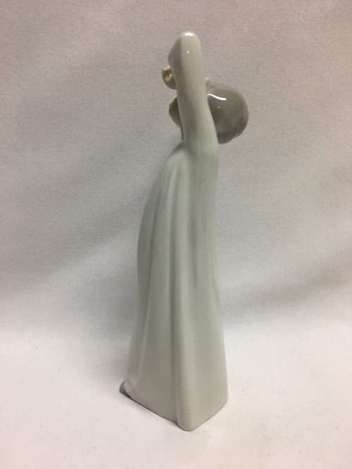 DELIGHTFUL LLADRO FIGURE - BOY AWAKENING REF. 4870