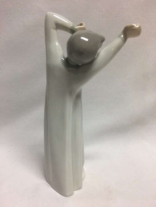 DELIGHTFUL LLADRO FIGURE - BOY AWAKENING REF. 4870