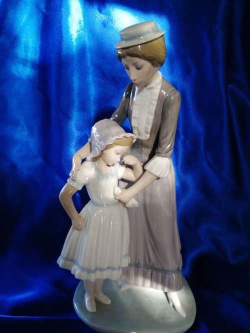 Lladro # 5142 Solaces - Mother Comforting Daughter Figurine - Retired