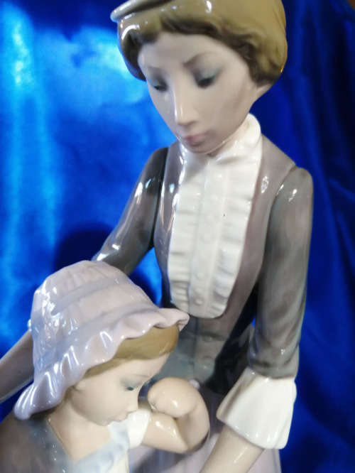Lladro # 5142 Solaces - Mother Comforting Daughter Figurine - Retired