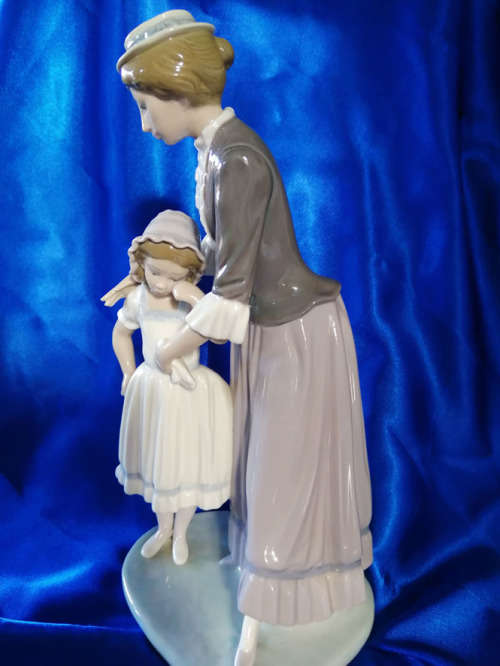 Lladro # 5142 Solaces - Mother Comforting Daughter Figurine - Retired