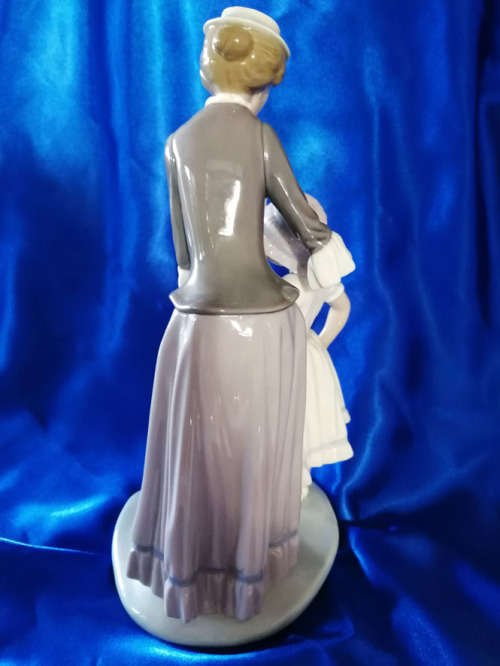 Lladro # 5142 Solaces - Mother Comforting Daughter Figurine - Retired
