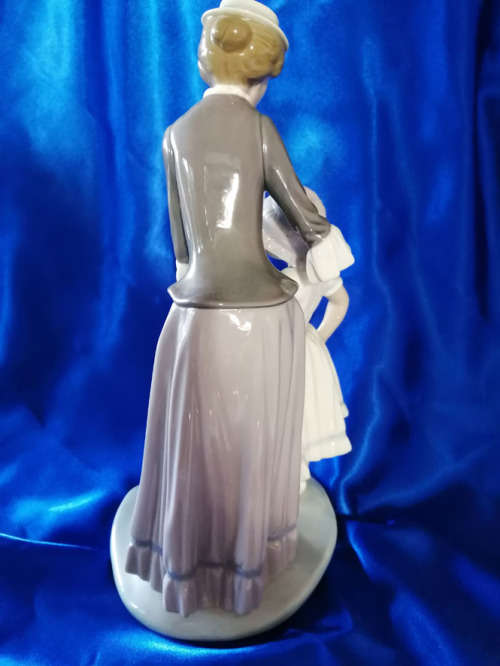 Lladro # 5142 Solaces - Mother Comforting Daughter Figurine - Retired