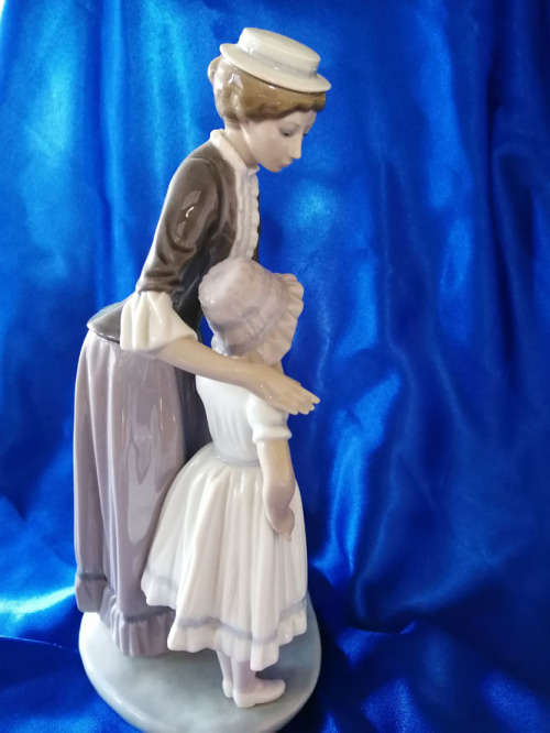 Lladro # 5142 Solaces - Mother Comforting Daughter Figurine - Retired