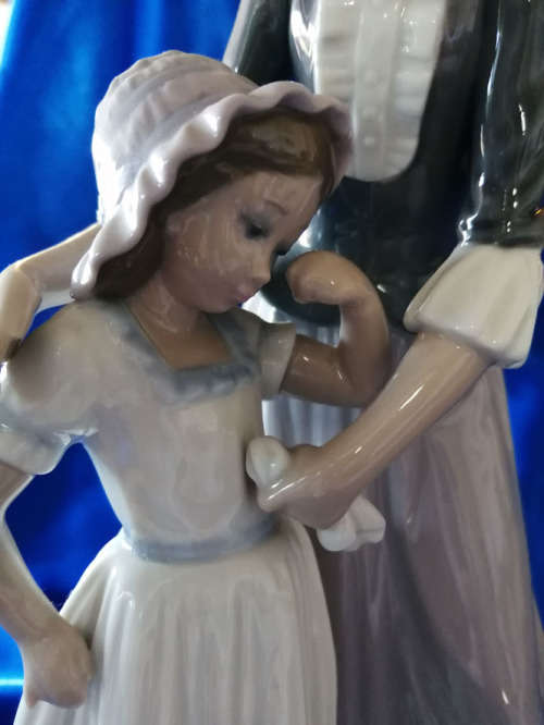 Lladro # 5142 Solaces - Mother Comforting Daughter Figurine - Retired
