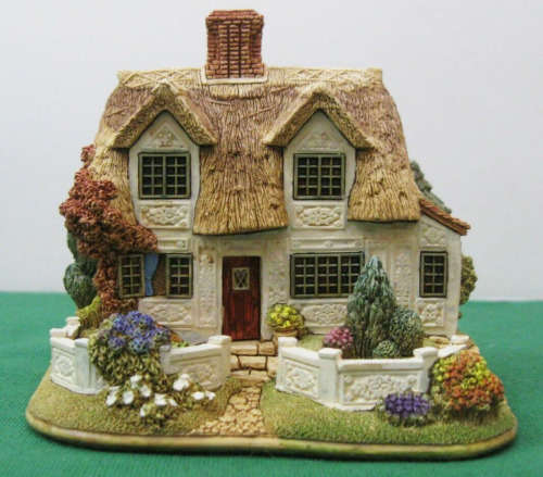 Lilliput Lane Collectible Cottages L2865 Pargeter`s Cottage #