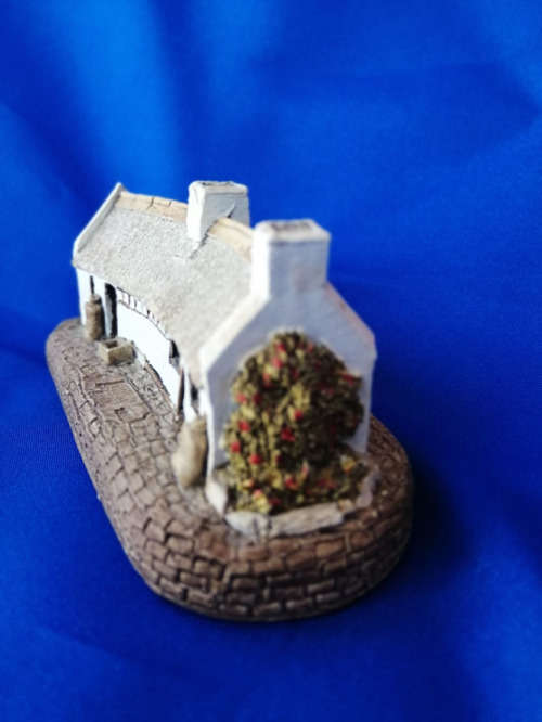 BURNS COTTAGE LILLIPUT LANE. SCOTTISH COLLECTION - ALLOWAY. DATED 1985 #