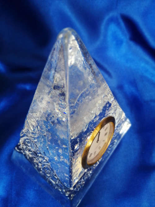 Dartington Crystal Art Glass Pyramid Paperweight Mantle Clock