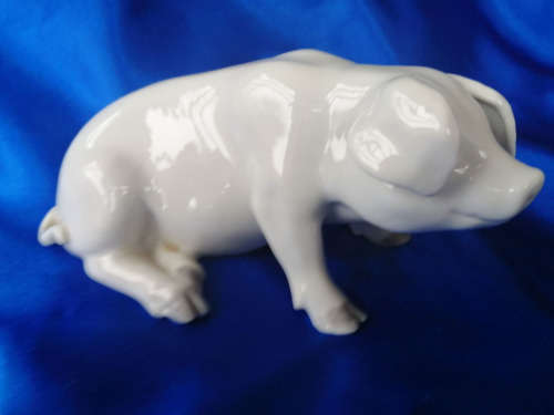 Very Old China Pig Facing Right *