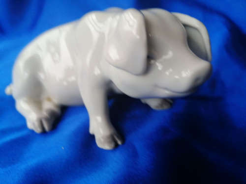 Very Old China Pig Facing Right *
