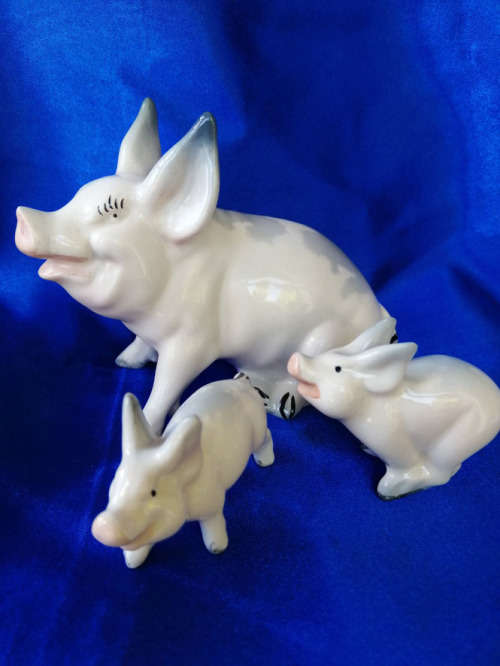 Beswick Sitting Mother Pig 832 and Piglets 833 and 834