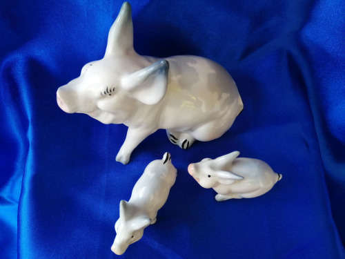 Beswick Sitting Mother Pig 832 and Piglets 833 and 834