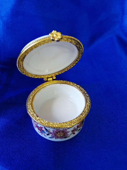 Stunning Lidded China Pill Box with Gold Metal Trim #