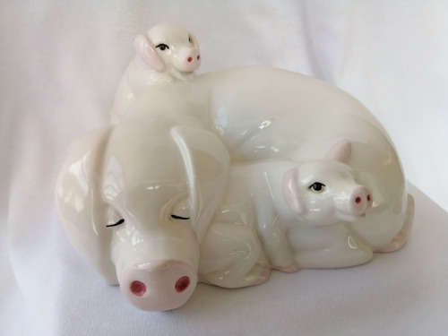 Beswick Model of a Pig and her two Piglets Hide and Seek