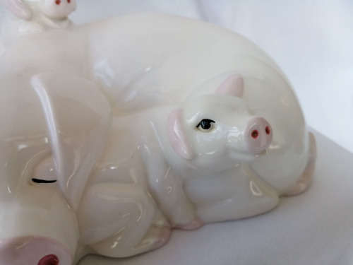 Beswick Model of a Pig and her two Piglets Hide and Seek