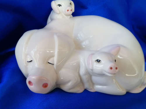 Beswick Model of a Pig and her two Piglets Hide and Seek