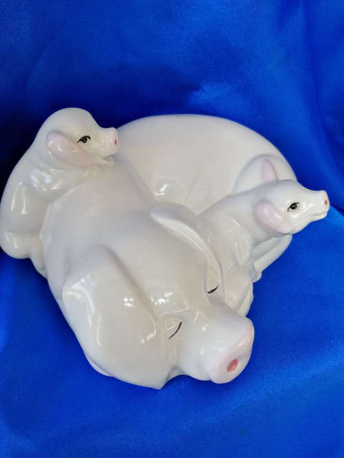 Beswick Model of a Pig and her two Piglets Hide and Seek