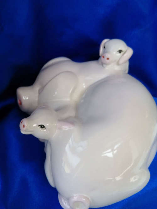 Beswick Model of a Pig and her two Piglets Hide and Seek