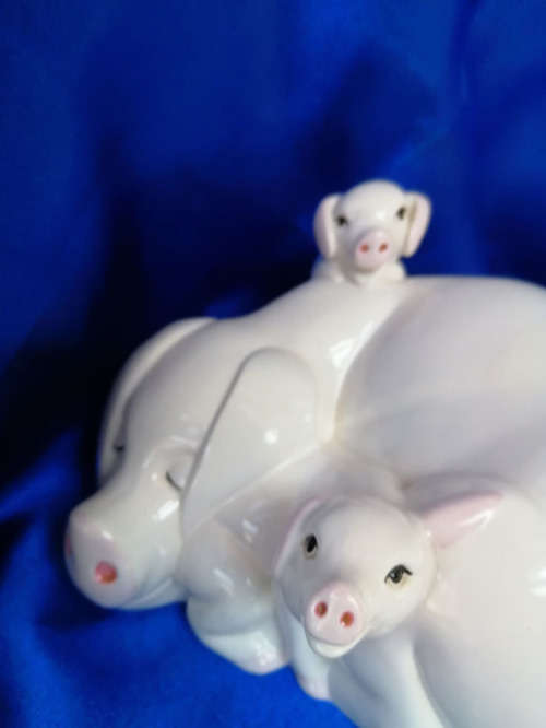 Beswick Model of a Pig and her two Piglets Hide and Seek