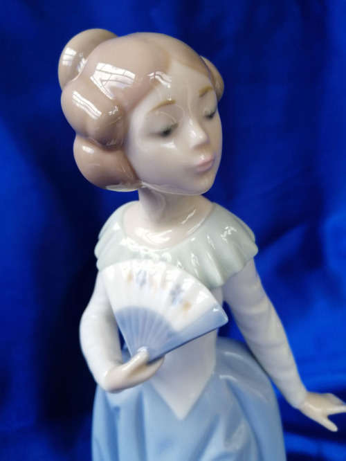 lladro Nao lady with Fan