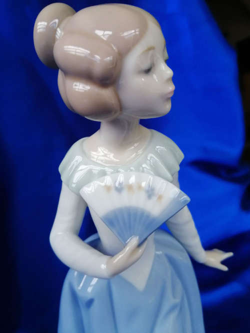 lladro Nao lady with Fan