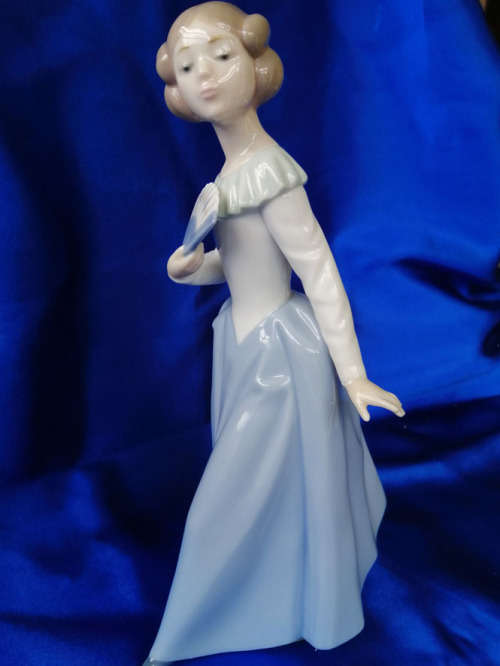 lladro Nao lady with Fan