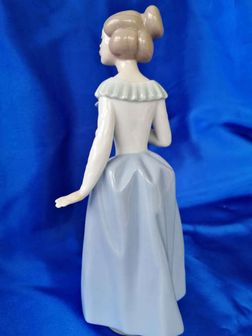lladro Nao lady with Fan