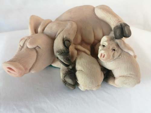 Piggin Pig Piggin In The Middle Collectable mother Pig and piglets