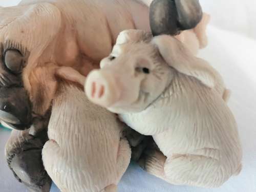 Piggin Pig Piggin In The Middle Collectable mother Pig and piglets