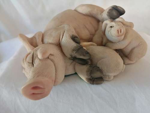 Piggin Pig Piggin In The Middle Collectable mother Pig and piglets