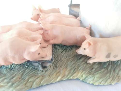 Border Fine Arts Beatrix potter Aunt Pettitoes feeding the Piglets *