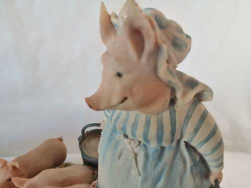 Border Fine Arts Beatrix potter Aunt Pettitoes feeding the Piglets *
