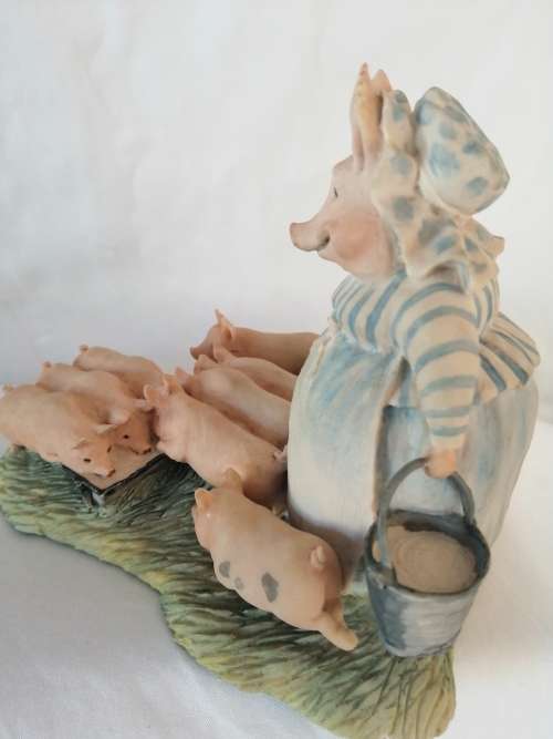 Border Fine Arts Beatrix potter Aunt Pettitoes feeding the Piglets *