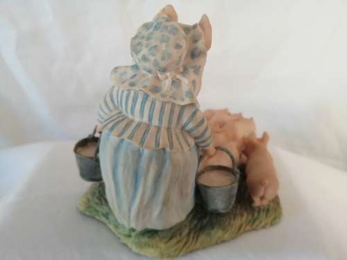 Border Fine Arts Beatrix potter Aunt Pettitoes feeding the Piglets *