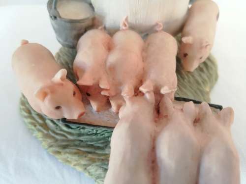 Border Fine Arts Beatrix potter Aunt Pettitoes feeding the Piglets *