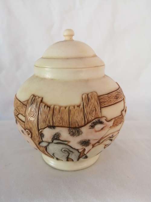 Jardinia Trinket Pot from Martin Perry Studios.Pigs