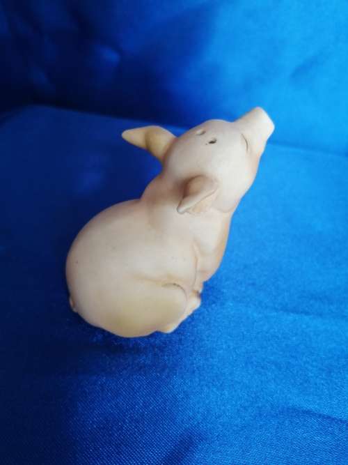 Vintage Sitting salt - pepper pot