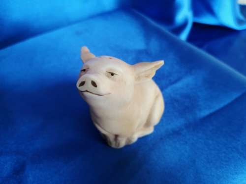 Vintage Sitting salt - pepper pot