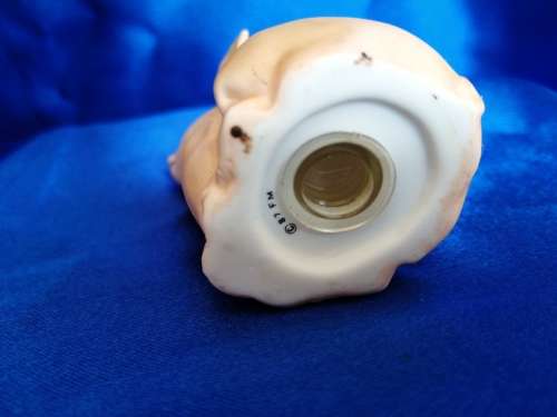 Vintage Sitting salt - pepper pot