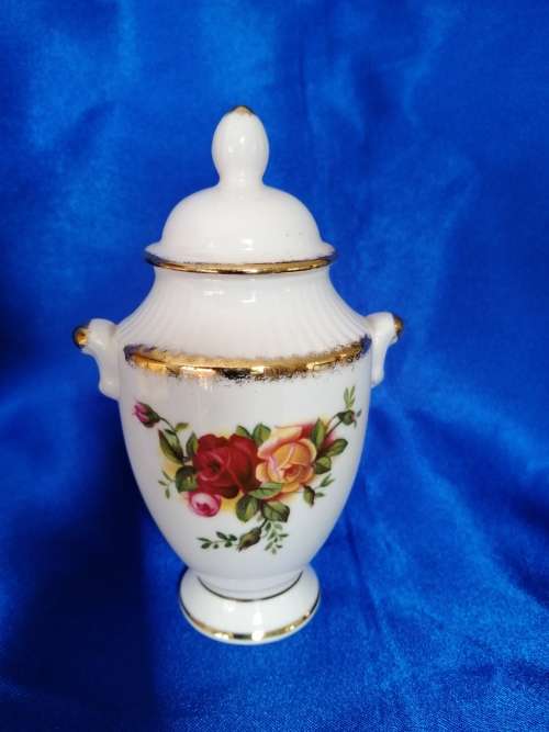 Royal Albert Old Country Roses lidded Urn - Bone china - England
