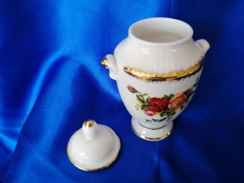 Royal Albert Old Country Roses lidded Urn - Bone china - England