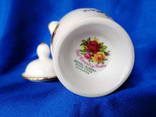 Royal Albert Old Country Roses lidded Urn - Bone china - England