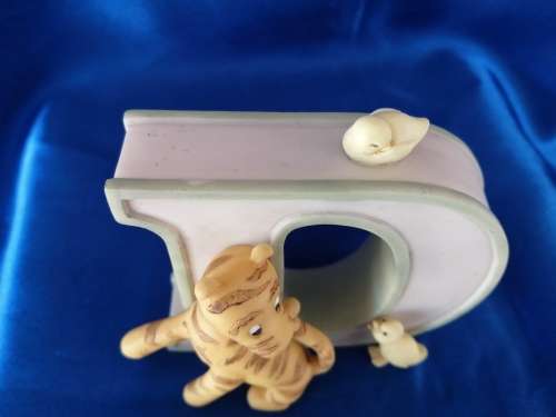 Disney Classic Winnie the Pooh Piglet Alphabet Letter D Wall Nursery Decor Tigger