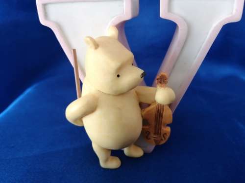 Disney Classic Winnie the Pooh Piglet Alphabet Letter V Wall Nursery Decor Pooh