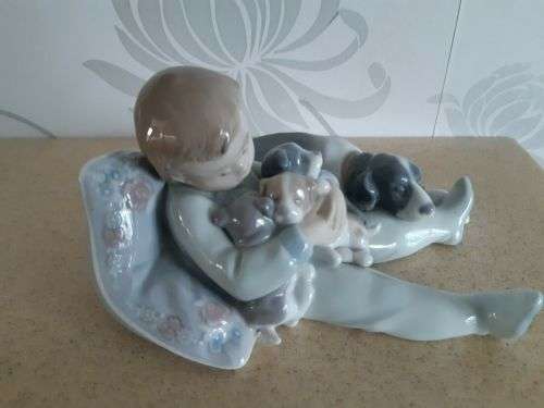 Lladro Porcelain Boy Sleeping with Dogs `Sweet Dreams` 1535
