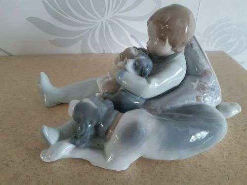Lladro Porcelain Boy Sleeping with Dogs `Sweet Dreams` 1535