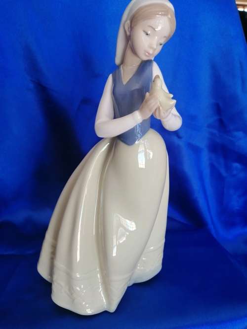 Lladro Nao lady holding her a Chick