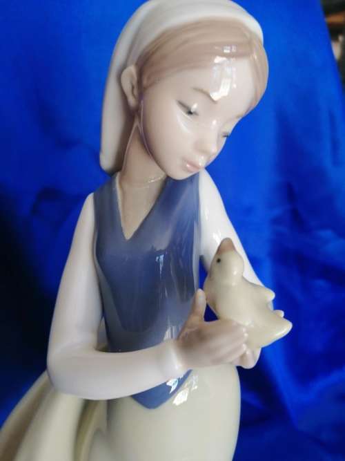 Lladro Nao lady holding her a Chick