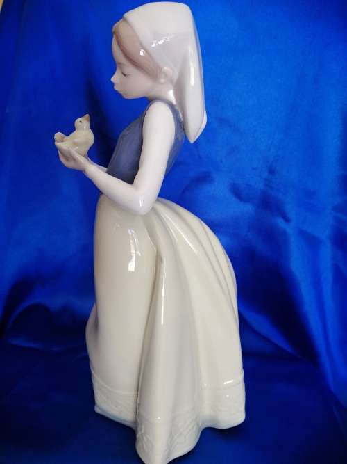 Lladro Nao lady holding her a Chick