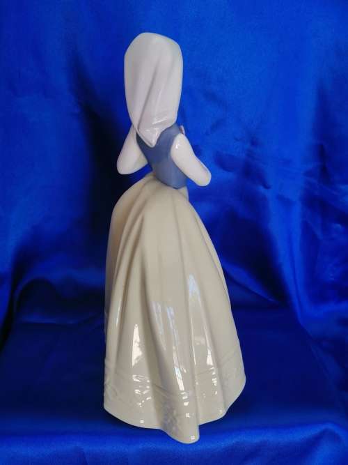 Lladro Nao lady holding her a Chick